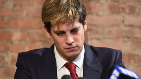 Yiannopoulos cedió a la presión de sus compañeros de trabajo y decidió r...