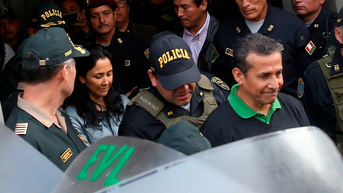 Ollanta Humala y Nadine Heredia ingresaron al Palacio de Justicia alrededor de las 8 de la noche. Más de doces horas después, se confirmó a qué penales irán.