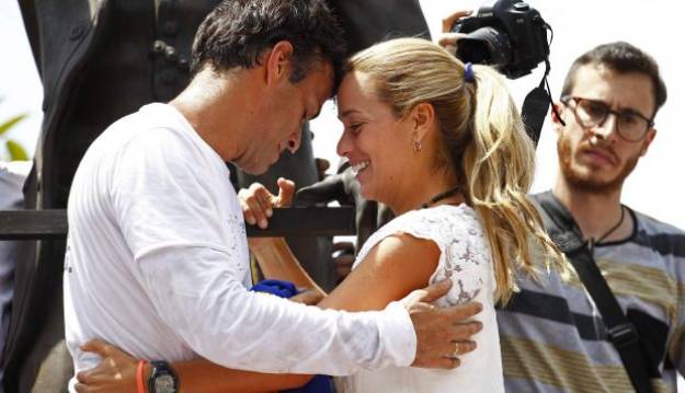 Leopoldo López "está bien de salud y feliz con su familia" tras salir de prisión