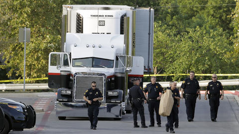 Agentes de la Policía de San Antonio investigan la escena donde fueron h...