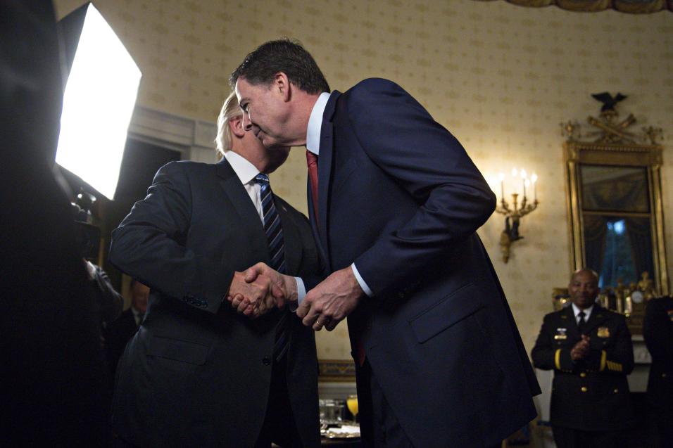 Donald Trump y James Comey durante una recepción el 22 de enero en la Ca...