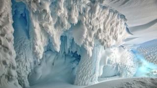 Cueva en Antártica