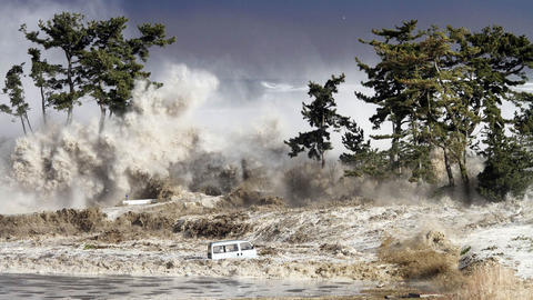 Foto tomada el 11 de marzo de 2011 mostrando las olas del tsunami golpea...