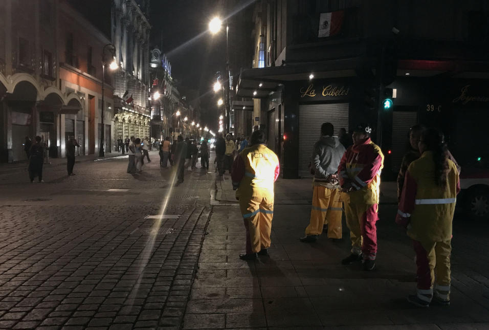 Gente en las calles c&eacute;ntricas de Ciudad de M&eacute;xico luego de...