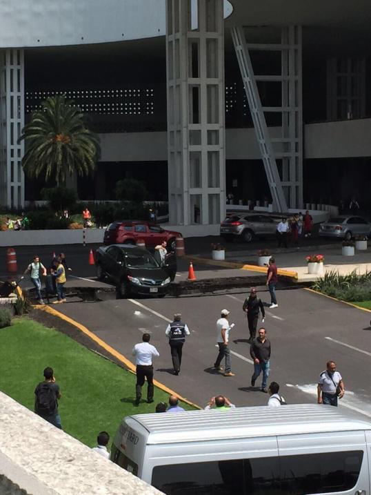 Destrozos en el aeropuerto internacional de la ciudad de M&eacute;xico.