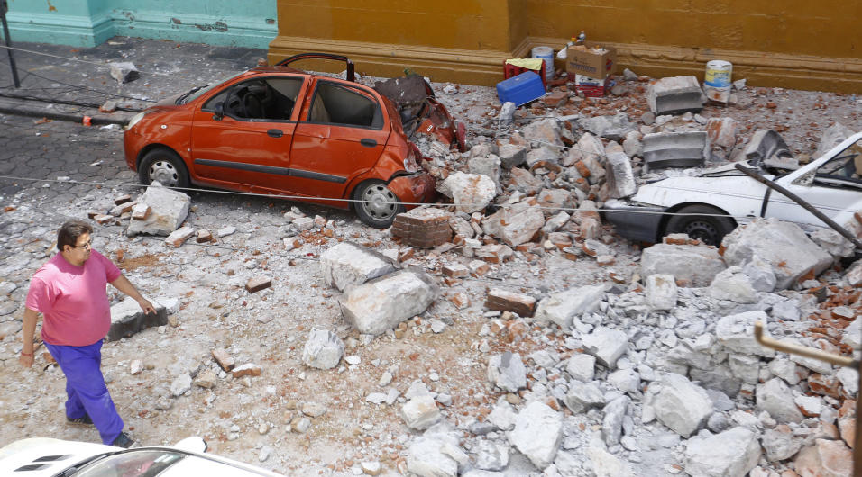 Autos destrozados por los escombros desprendidos de un edificio en Puebl...