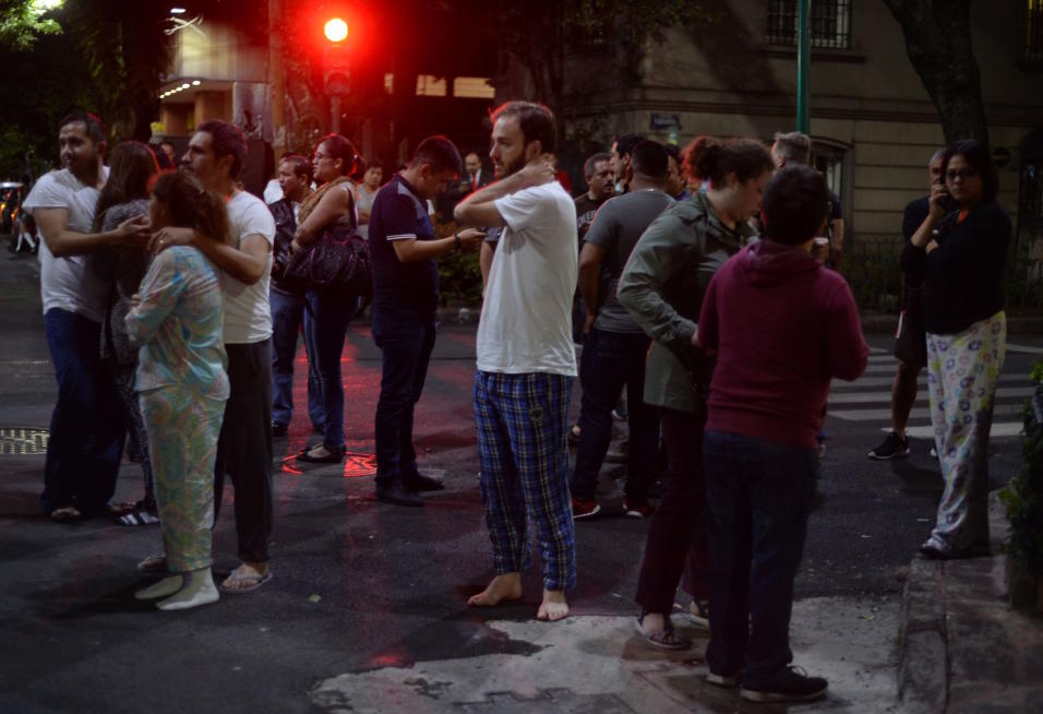 En Ciudad de M&eacute;xico la gente sali&oacute; en pijamas tras el fuer...