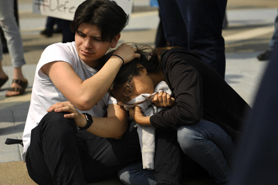 Alumnos de noveno grado se consuelan durante una concentraci&oacute;n de...