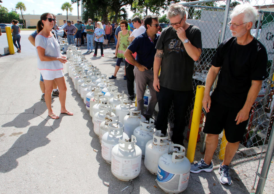 Una fila para comprar gas dom&eacute;stico, en Boca Raton, al norte de M...