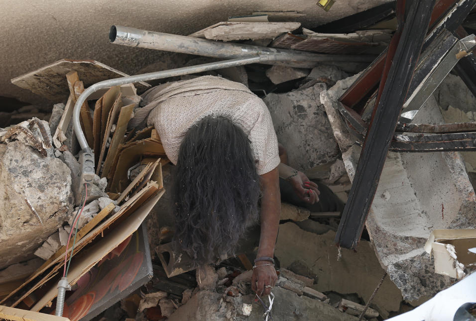 Una mujer entre los escombros de un edificio que colaps&oacute; en la Ci...