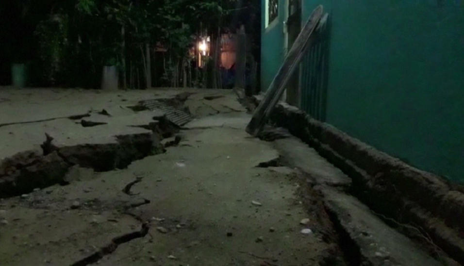 Una calle totalmente fracturada por el sismo en Minatitl&aacute;n, M&eac...