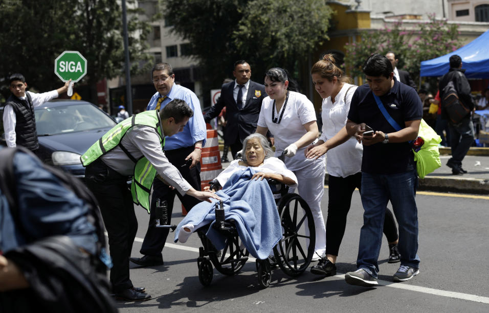 Una mujer es evacuada de un hospital, luego del fuerte terremoto.