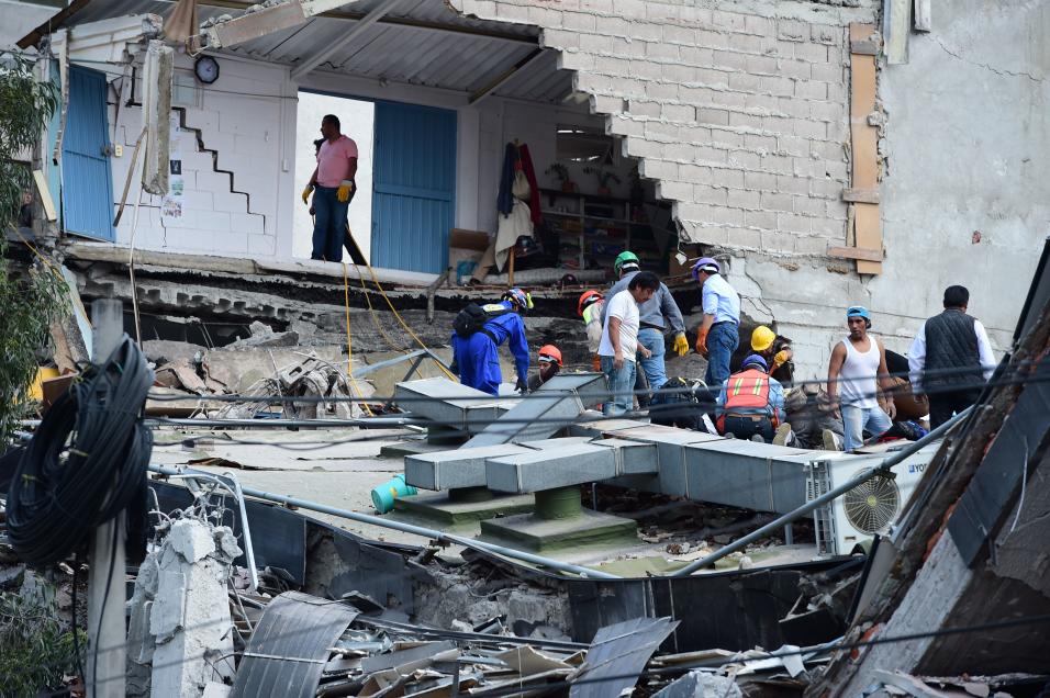 Cuerpos de rescate exploran un edificio colapsado en Ciudad de M&eacute;...