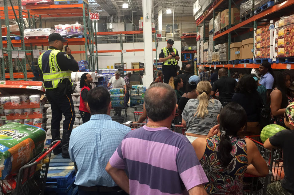 Agentes de la polic&iacute;a controlan las compras en una tienda Costco...