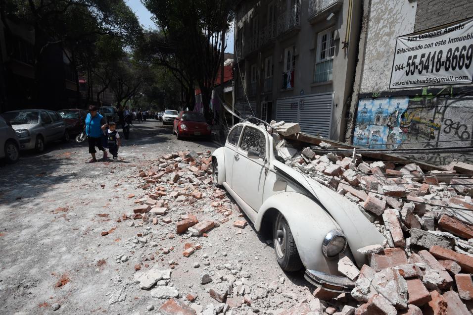 Pedazos de fachada de algunos edificios cayeron sobre los autos. 