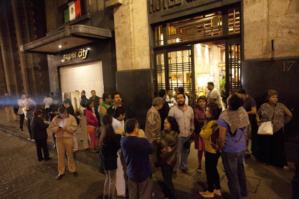 La gente sali&oacute; a las calles de Ciudad de M&eacute;xico debido a f...