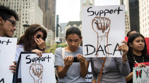 Manifestantes a favor de DACA. 