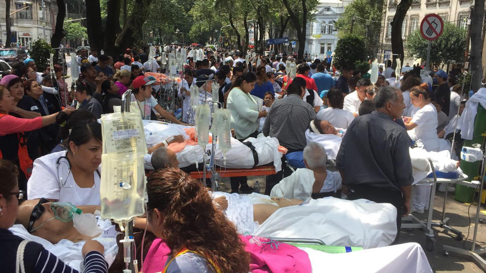 Varios pacientes fueron evacuados de un hospital de la capital mexicana,...