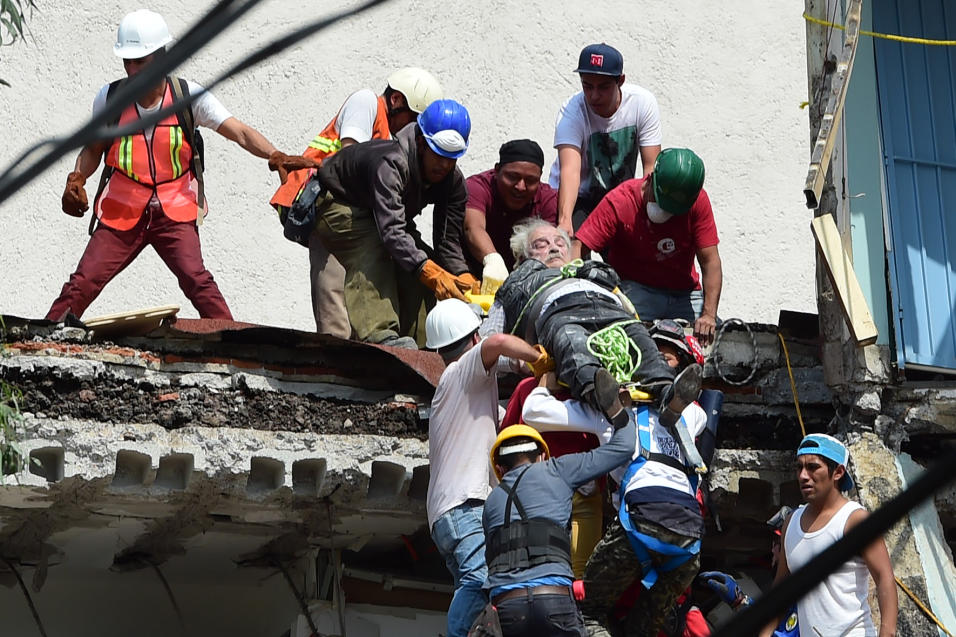 Rescatistas sacan de los escombros de un edificio colapsado a una person...