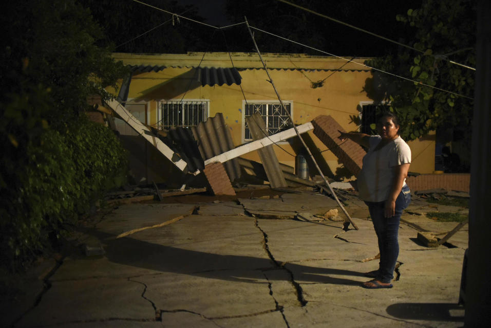 Una residente del municipio de Coatzacoalcos, en el estado de Veracruz,...