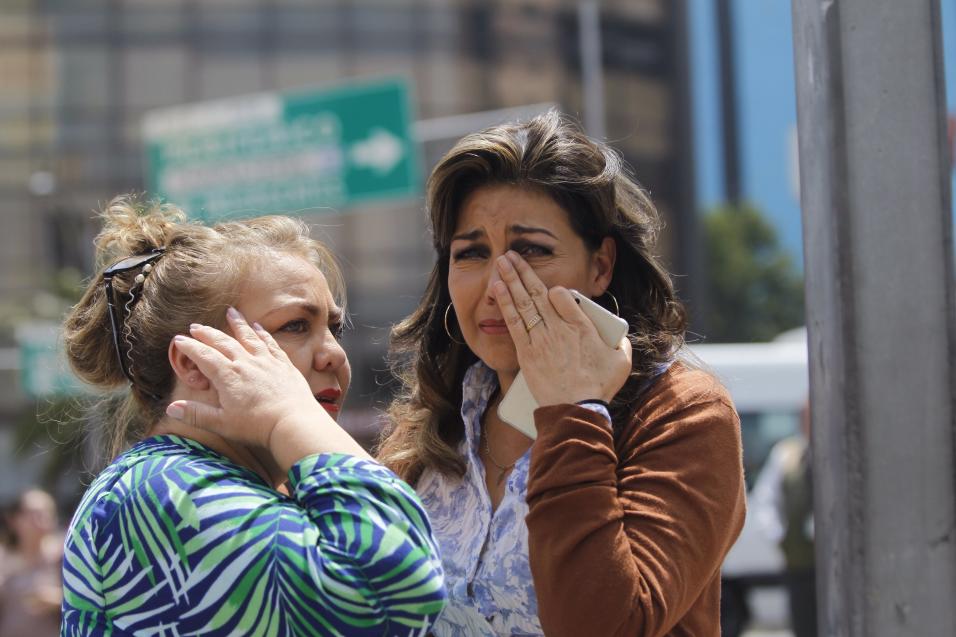 Miles de personas permanecen en las calles despu&eacute;s del terremoto.