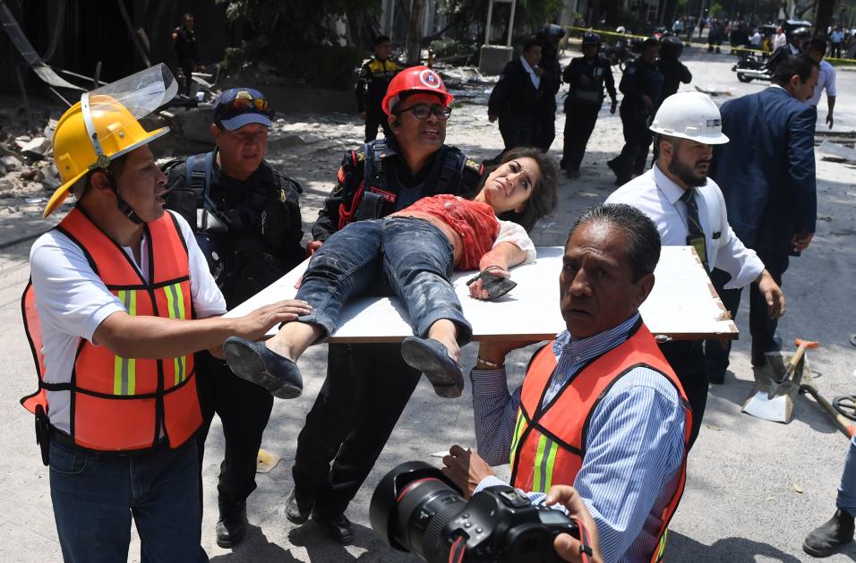 Una mujer herida durante el sismo es asistida por rescatistas en la ciud...