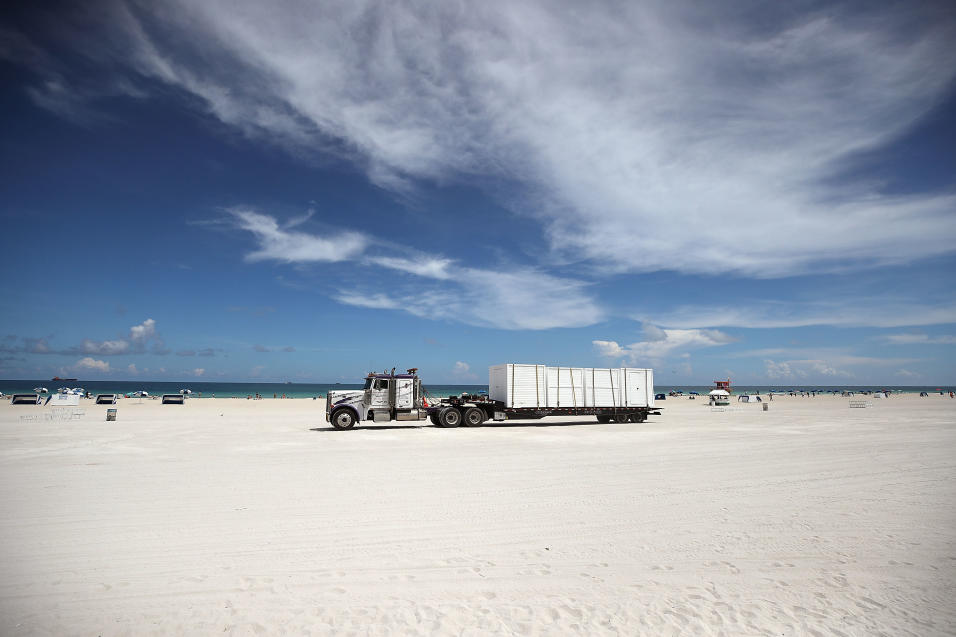 Un cami&oacute;n de carga se lleva las sillas de playa de Miami Beach, u...