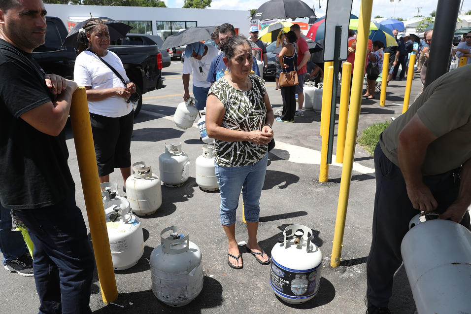 Una fila larga para comprar gas dom&eacute;stico, en Miami.