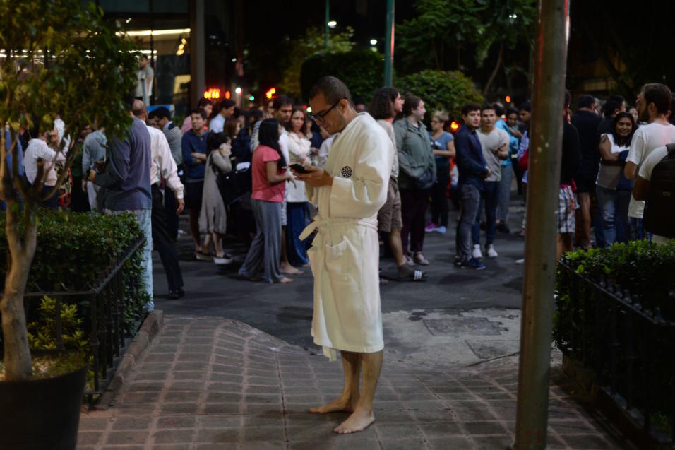 Este hombre baj&oacute; descalzo y con una bata de ba&ntilde;o de un hot...