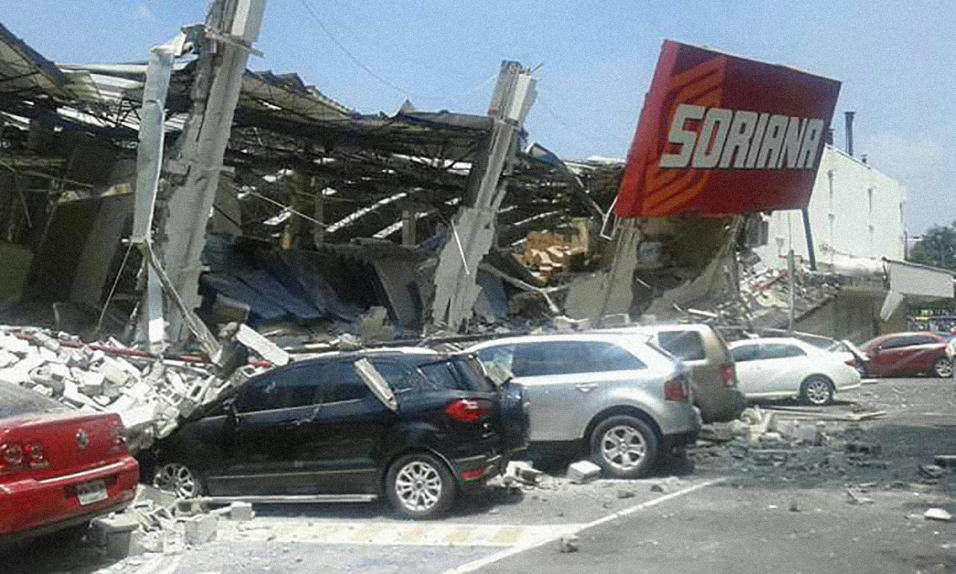 Una tienda por departamentos de la capital de M&eacute;xico, derrumbada...