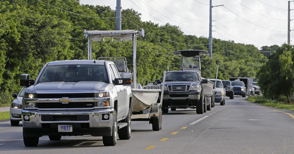 Conductores llenan la ruta US 1 en Cayo largo, donde el estado de Florid...