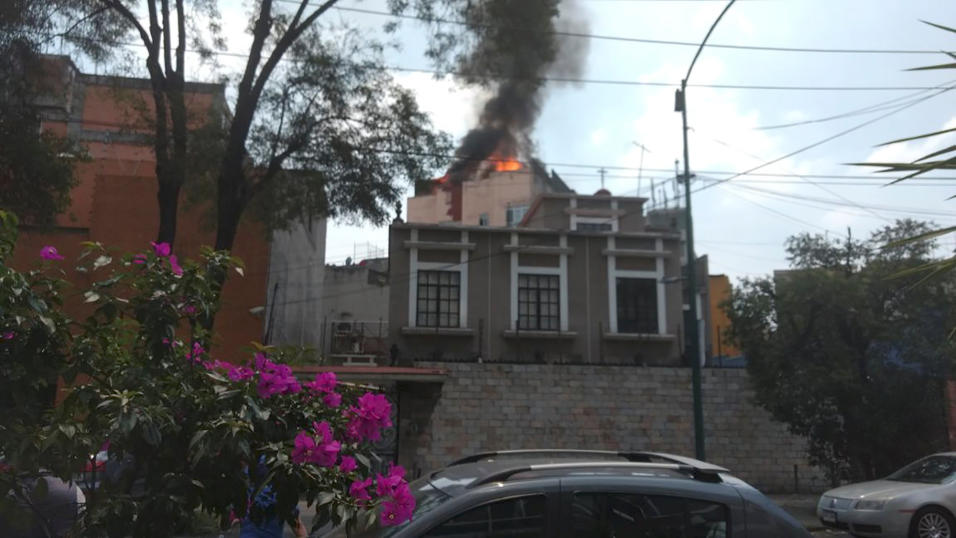 Un edificio en llamas en la Ciudad de M&eacute;xico, luego del fuerte si...