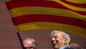 Vargas Llosa ondea la bandera catalana y clama por la unidad de España [FOTOS]