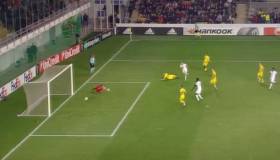 Farfán brindó genial pase gol de taco en la Europa League