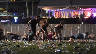 Gente huyendo del tiroteo en un festival de country en Las Vegas.