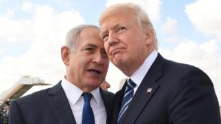 El primer ministro israelí, Benjamin Netanyahu, habla con el presidente estadounidense, Donald Trump.