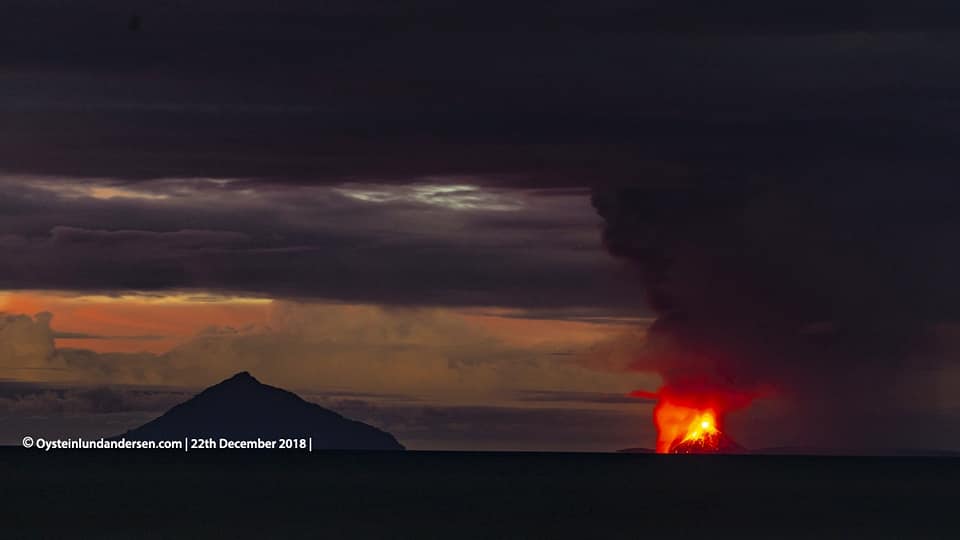 Lava flows entering the sea and lava fountaining from Anak Krakatau this evening (22 Dec 2018; image: Øystein Lund Andersen / facebook)